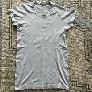 Lululemon white swiftly tech short sleeve shirt. White. Size 6. Hip length